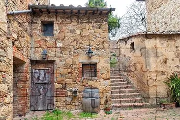 Ancien bâtiment avec des murs en briques et pierres,