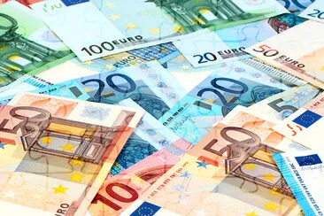 Una piccola pila di banconote in euro di carta come parte del tr