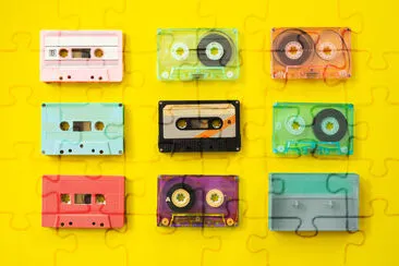 Set di registratore a cassette vintage su ba giallo