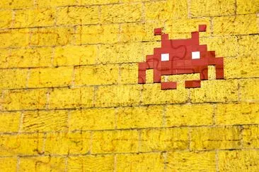 Mosaic Space Invader na parede