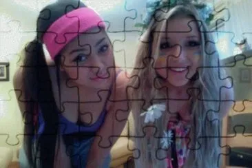 en la sala con carolina y michel jigsaw puzzle