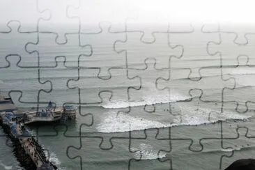 Mar y surfistas en Lima, PerÃº. jigsaw puzzle