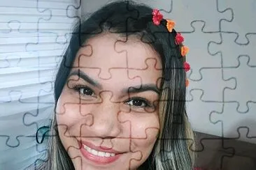 Emprendedora y Magnifica trabajando jigsaw puzzle